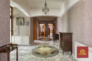 Welkom in deze charmante bungalow in Gijzegem, een perfecte combinatie van ruimte, comfort en landelijk karakter. De woning beschikt over een indrukwekkende bewoonbare oppervlakte van 285 vierkante meter, verdeeld over 3 comfortabele slaapkamers en 1 badkamer. Het ruime bouwterrein van 1682 vierkante meter biedt uitstekende mogelijkheden voor tuin- en buitenactiviteiten.Binnenin vindt u een royale eetkamer met elegante afwerking, voorzien van een open haard en directe doorgang naar de zithoek. De keuken is voorzien van houten kasten en alle nodige apparatuur. De zonnige veranda met grote raampartijen biedt een perfect transitiegebied tussen binnen en buiten, met prachtig zicht op de omringende groenstrook.De woning beschikt over een praktische garage voor opslagruimte en voertuigen. Omgeven door groene tuinen en bomen, combineert deze woning het beste van landelijk wonen en bereikbaarheid. Ideaal voor families die privacy en ruimte waarderen.