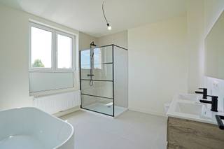 Deze ruime woning heeft alles in huis voor een comfortabel gezinsleven. Bij het binnenkomen valt meteen de aangename lichtinval op samen met de...