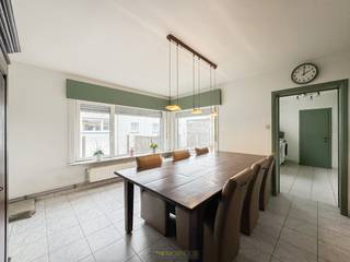 Te renoveren halfopen woning met OPRIT, GARAGE en DIEPE TUIN biedt bijzonder veel POTENTIEEL voor wie op zoek is naar RUIMTE en MOGELIJKHEDEN...