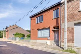 <strong>Immo Van Middelem propose à la vente cette maison à rafraîchir, SPACIEUSE ET LUMINEUSE, située sur un terrain de +/- 2a24ca, comprenant 5 pièces, un jardin et un grand abri de jardin à Dilbeek.</strong><br /><strong>Emplacement très pratique en termes de mobilité : cette maison se trouve à la limite d'Anderlecht, ce qui permet un accès rapide à Bruxelles et au Ring !<br /></strong><br />L'agencement est le suivant:<br />- REZ-DE-CHAUSSÉE: hall d'entrée, très grand salon, cuisine avec porte coulissante donnant sur la terrasse et le jardin, chambre, WC, débarras/buanderie;<br />- 1er ÉTAGE: couloir, 3 chambres, salle de bains, WC séparé;<br />- 2e ÉTAGE: couloir, 3 chambres, salle de bains, WC séparé;<br />- CAVE: local technique et divers espaces de rangement.<br /><br />Chauffage central au gaz.<br />PEB: 428 kWh/m² - label E (CU: 3686207).<br />Libre à l'acte.