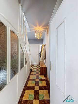 Net buiten het centrum van Zedelgem vind je deze ruime woning met mooie landelijke verzichten. Ondanks de rustige ligging geniet je hier van een vlotte verbinding naar verschillende winkels, het openbaar vervoer, de E40 in Loppem of Jabbeke en de E403.<br />Je komt de woning binnen via de inkomhal, die toegang geeft tot de woonkamer en de eerste verdieping. De lichtrijke woonkamer vloeit mooi over in de geïnstalleerde keuken, waar voldoende plaats is voor een eettafel met zicht op de tuin. Vanuit de woonkamer bereik je de kelder en een eerste slaapkamer, die momenteel als bureau wordt gebruikt.<br />Via de keuken kom je op het overdekte terras. Van hieruit bereik je de wasplaats, een apart toilet en een tweede gebouw. Dit bijgebouw beschikt over een tweede woonkamer en een tweede slaapkamer en biedt daardoor heel wat mogelijkheden. Zo kan je hier bijvoorbeeld een zorgunit creëren of de woning inrichten als kangoeroewoning.<br />Op de eerste verdieping bevinden zich de nachthal, twee slaapkamers en de recent vernieuwde badkamer. Deze is uitgerust met een tweede toilet, een lavabomeubel, een ligbad en een aparte douche. Vanuit de nachthal brengt een vaste trap je naar de tweede verdieping, waar een vijfde slaapkamer in aanbouw is. Deze ruimte kan indien gewenst nog volledig naar eigen smaak worden afgewerkt. Ook technisch werden al belangrijke vernieuwingen uitgevoerd. Zo werd het dak in 2020 volledig vernieuwd en voorzien van 18 cm isolatie met dampscherm. In 2023 werden bovendien de ramen van de woning vernieuwd. De keuken dateert van 2008 en ook de vloer op het gelijkvloers werd toen geïsoleerd. Met deze vloerisolatie werd in het EPC geen rekening gehouden wegens het ontbreken van de nodige factuur. Buiten geniet je van het overdekte terras, een ruime tuin en een gezellig tuinprieel met zicht op de achterliggende landerijen. Achteraan in de tuin zorgen enkele bomen voor een leuke plek waar kinderen kunnen spelen en ravotten. Naast de woning is er een oprit aanwezig met plaats om de wagen te parkeren. Een ruime woning op een rustige, landelijke ligging met heel wat mogelijkheden voor wie op zoek is naar ruimte, groen en een flexibele indeling. (sted.inl.: in aanvraag)