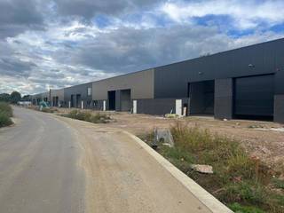 Magazijn van 230m² met ingebouwde mezzanine van 30m²Met 3 parkeerplaatsenVoorzien van 1 sectionaal poort.Nieuw KMO-park.verkoopprijs excl. 21% BTW...