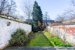 <p>Welkom in de rustige Velodroomstraat, gelegen in het bruisende hart van Zurenborg, waar karakter en authenticiteit samenkomen in deze charmante herenwoning. U woont hier op wandelafstand van de levendige Draakplaats, bekend om haar talrijke gezellige cafés en restaurants. Dankzij de gunstige en centrale ligging geniet u bovendien van een uitstekende bereikbaarheid, met vlotte verbindingen naar het stadscentrum en de belangrijkste invalswegen.</p>
<p>Droomt u ervan te wonen in een karaktervolle woning met veel ruimte en mogelijkheden? Deze woning met een bewoonbare oppervlakte van ca. 306 m² biedt de perfecte basis om uw woonideeën tot leven te brengen. Met haar charmante uitstraling en royale volumes is dit pand ideaal voor wie een renovatieproject zoekt om volledig naar eigen smaak om te vormen tot een warme en unieke thuis.</p>
<p>Authentieke elementen zoals hoge plafonds, originele glasdeuren en schouwmantels geven de woning een unieke uitstraling. De lichte en ruime kamers genieten bovendien van veel natuurlijk licht dankzij de grote ramen.</p>
<p>De woning beschikt over zes slaapkamers en twee badkamers, ideaal voor gezinnen of voor wie ruimte en comfort centraal stelt. Een absolute troef is de ruime stadstuin: dankzij de royale oppervlakte kan hier moeiteloos een sfeervolle buitenruimte worden gecreëerd, die uitgroeit tot een heerlijke oase van rust midden in de stad.</p>
<p>Laat uw creativiteit de vrije loop en realiseer een moderne keuken, luxueuze badkamers en een indeling die perfect aansluit bij uw levensstijl.</p>
<p>Bent u gecharmeerd en ziet u het potentieel van deze prachtige herenwoning?</p>
<p>Neem vandaag nog contact op met LISTED voor een bezichtiging via +32 283 51 51.</p>