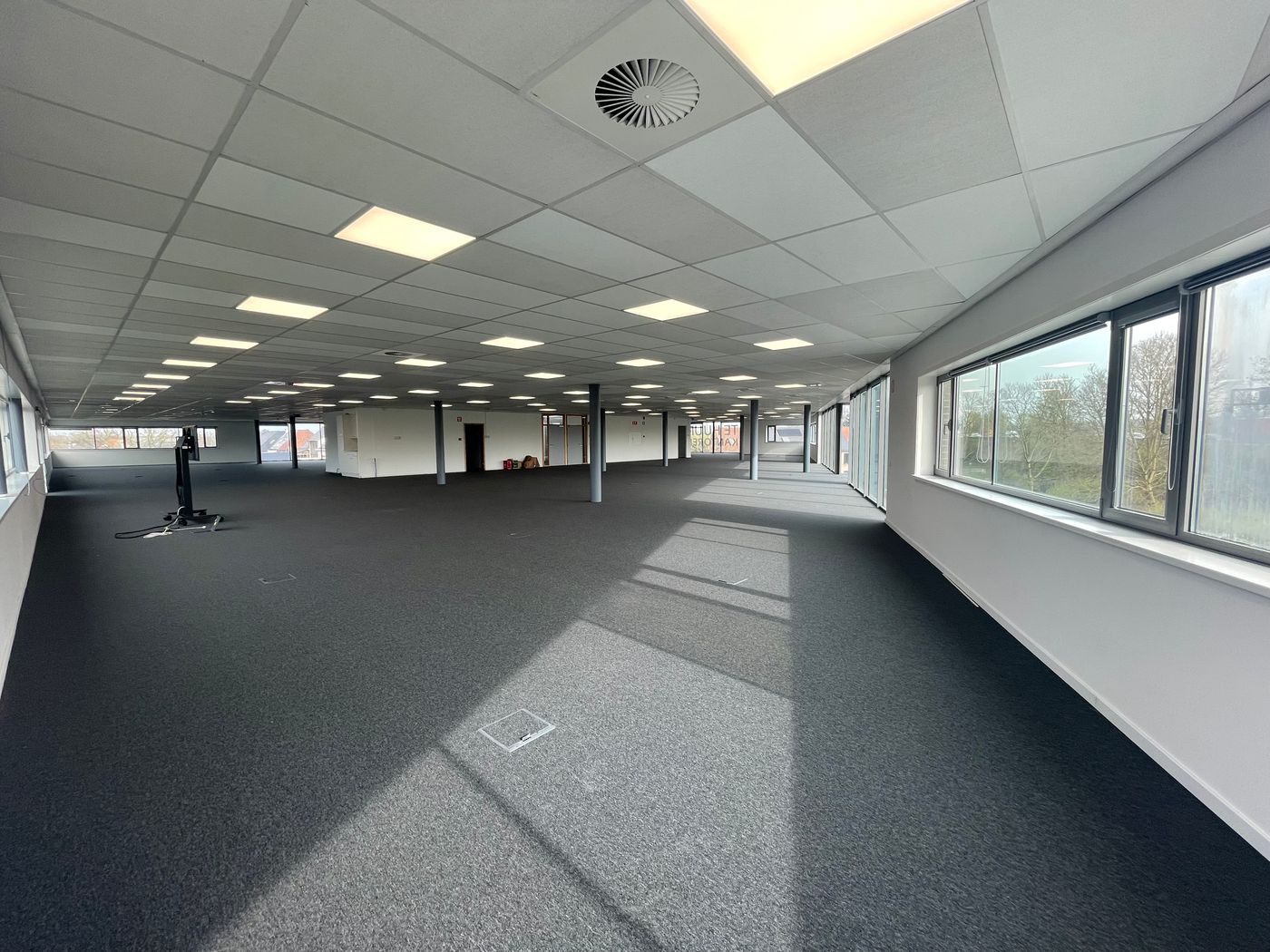 1.200 m² de bureaux au dernier étage, visibilité unique sur l'E40 à Melle - photo 3