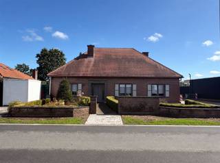 Vrijstaande woning met 3 slaapkamers, ruime werk-/opslagruimte van 228 m² en veel parkeermogelijkheden in SinaaiWonen, werken en ondernemen op één locatie? Deze veelzijdige eigendom in de Weimanstraat 20 te Sinaai biedt een bijzonder interessante combinatie van comfortabel wonen en een ruime professionele werk- en opslagruimte.De woning beschikt over een ruime leefruimte en een praktische keuken met zicht op de tuin. Verder zijn er momenteel 3 slaapkamers, een badkamer (met douche, lavabo en tweede toilet), een bureau en een extra kamer die eventueel ook kan dienen als vierde slaapkamer. Een apart gastentoilet is ook aanwezig op de benedenverdieping, extra handig als je je klanten thuis ontvangt en toch graag je privacy wil behouden.Ook buiten heeft deze eigendom heel wat te bieden. U geniet er van een zonnige tuin met terras, ideaal om na een drukke werkdag tot rust te komen.De absolute troef van deze eigendom bevindt zich achteraan. Naast de inpandige garage beschikt het pand over een zeer ruime magazijnruimte van maar liefst 228 m².Deze ruimte wordt momenteel gebruikt voor het stallen van machines, maar biedt dankzij haar omvang veel mogelijkheden.Hierdoor is de eigendom bijzonder interessant voor zelfstandigen en ondernemers die hun woning graag willen combineren met hun professionele activiteiten. Onder meer voor wie actief is in de bouw, tuinbouw, aannemerij, onderhoud of aanverwante sectoren kan de combinatie van wonen, werkruimte, opslag en parkeermogelijkheden een belangrijke meerwaarde betekenen.Deze woning onderscheidt zich door haar ruimte, veelzijdigheid en uitstekende combinatie van wonen en werken. Een ideale opportuniteit voor wie op zoek is naar een ruime gezinswoning én voldoende professionele ruimte op één en dezelfde locatie.Kom je deze woning en opslagruimte graag zelf ontdekken?Neem dan contact op met Eberhard Vastgoed via 03 779 69 29 of contact@eberhardvastgoed.be en plan vandaag nog uw bezoek.