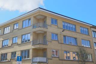 <p>Op zoek naar een appartement dat niet alleen “goed” is, maar gewoon… klopt?<br />Welkom op de Vlaamse Kunstlaan, in de Tentoonstellingswijk. Rustig, groen en tegelijk verrassend centraal.<br /><br />Neem de lift naar de tweede verdieping en stap binnen in een appartement dat net volledig werd vernieuwd. Fris, strak en klaar voor een nieuw verhaal.</p>
<p>De inkomhal verwelkomt je met een apart toilet en leidt je naar de leefruimte.<br />En daar gebeurt het. Licht. Véél licht.<br />Grote ramen, een open gevoel en een ruimte die je meteen naar je hand wil zetten. Of je nu houdt van lange diners, gezellige avonden of gewoon languit in de zetel na een drukke dag, hier kan het allemaal.</p>
<p>De keuken sluit mooi aan en is volledig uitgerust. Compact genoeg om praktisch te blijven, maar open genoeg om altijd verbonden te zijn met wat er leeft in huis.<br />En dat balkonnetje? Ideaal voor een snelle koffie, een frisse neus of een mini-break tussen meetings door.<br /><br />Verderop brengt de nachthal je naar de badkamer met inloopdouche en dubbele lavabo: strak, modern en gewoon goed.<br />En dan de slaapkamers. Twee in totaal. Rustig gelegen en aangenaam van formaat.</p>
<p>Maar de echte bonus?<br />Eén van de kamers geeft uit op een zuidwest georiënteerd terras. En geloof ons: dat is zo’n plek waar je “even vijf minuten buiten” plots een uur wordt. Zon op je gezicht, wat groen rondom je en vooral… rust.</p>
<p>Ook praktisch zit je hier goed: lift aanwezig, gebouw technisch in orde en de mogelijkheid om een autostaanplaats aan te kopen (€35.000).</p>
<p>En dan is er nog de buurt.<br />Je woont hier tussen het groen van Den Brandt, Nachtegalenpark en het Middelheimpark, maar evengoed sta je in no time in het centrum van Antwerpen. Alles dichtbij, zonder dat het druk aanvoelt.</p>
<p>Kom je het zelf ontdekken? Grote kans dat je niet meer weg wil...</p>
<p><br />Vg, Wg, Gvkr, Gmo, Gvv – niet gelegen in overstromingsgevoelig gebied.</p>