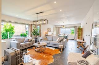 <p><strong>Ligging &amp; indeling</strong><br />In Assenede bevindt zich deze verzorgde en recent gerenoveerde woning met een statige uitstraling en een bijzonder aangename ligging nabij het centrum. Deze instapklare woonst combineert ruimte, comfort en een praktische indeling met een zonnige tuin.</p>
<p>Bij het betreden van de woning valt meteen de nette afwerking en het verzorgde karakter op. De leefruimtes genieten van een aangename sfeer en bieden voldoende ruimte voor het hele gezin. De woning wordt verwarmd via centrale verwarming op aardgas, wat zorgt voor comfortabel wonen.</p>
<p>Op de verdieping beschikt de woning over drie slaapkamers. Daarnaast is er een ruime zolder aanwezig die bereikbaar is via een vaste trap. Deze ruimte biedt tal van mogelijkheden, zoals extra slaapkamers, een hobbyruimte, bureau of extra opslag.</p>
<p>Buiten geniet u van een zuidgerichte tuin waar u de hele dag door van de zon kan genieten. Dankzij de gunstige ligging woont u bovendien op korte afstand van het centrum van Assenede, winkels, scholen en andere voorzieningen.<br /><br /><strong>Troeven</strong></p>
<ul><li><strong>Statige uitstraling</strong></li><li><strong>3 Volwaardige slaapkamers</strong></li><li><strong>GEEN RENOVATIE-VERPLICHTING (EPC-D)</strong></li><li><strong>Ruime zolder met vaste trap</strong></li><li><strong>Centrale verwarming op aardgas</strong></li><li><strong>Zuidgerichte tuin</strong></li><li><strong>Nabij het centrum van Assenede</strong></li><li><strong>Instapklaar en verzorgd onderhouden</strong></li><li><strong>Droge kelderruimte</strong></li></ul>
<strong>UW DROOMWONING? ZO GEVONDEN!</strong><br />