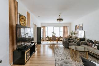 <p><strong>Dit lichtrijke appartement</strong> ligt op een strategische locatie vlak bij invalswegen, scholen, winkels en openbaar vervoer. Je geniet van een uitstekende bereikbaarheid en een comfortabele woonomgeving.</p><p><br /></p><p><strong>Het appartement bestaat uit</strong> een inkomhal – een ruime woonkamer op laminaat – een aparte keuken – twee ruime slaapkamers waarvan toegang geeft op het achterliggende terras – een derde kleine slaapkamer of bureauruimte - een badkamer met douchecabine – een apart toilet - een ruime garagebox</p><p><br /></p><p><strong>Dit appartement is momenteel verhuurd tot 31/12/2030 via Woonhaven</strong> en pas 6 maanden voor einde contract opzegbaar. De huuropbrengst bedraagt €709+ €75 staanplaats = €784. De staanplaats is aan een derde verhuurd. De provisie komt op €160 en is inclusief water, CV, syndicus 34%, elektriciteit gemeenschappelijke delen, onderhoud en kleine herstellingen gemeenschappelijke delen.</p><p><br /></p><p><strong>Troeven: </strong>ideaal als investering - renovatiepotentieel - locatie - ruime garagebox</p>
