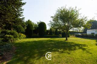 <p>Building Lot in Sint-Denijs-Westrem!</p><p>Located on Kareelstraat in a quiet and sought-after area of Sint-Denijs-Westrem, this building lot offers the opportunity to build a villa or bungalow.</p><p>The zoning regulations stipulate, among other things, a maximum cornice height of 6 meters and a roof pitch between 32° and 45°.<br />You must allow for a front yard strip of at least 6 meters, 4-meter-wide side setbacks, and a distance of 6 meters to the rear property line.</p><p>Do you dream of building a home that is fully tailored to your living needs, in a prime location in Sint-Denijs-Westrem? Then this lot is exactly what you’re looking for.<br />Don’t hesitate to contact us for more information.</p>
