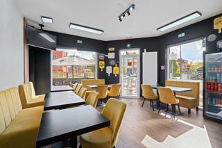 <p><strong>Vilvoorde: handels gelijkvloers met terras en woonst te koop </strong></p><p>Deze instapklare opbrengsteigendom biedt een uitstekende investeringskans in het hart van Vilvoorde. Het pand bestaat uit een handelsgelijkvloers met terras en meerdere wooneenheden, allen in goede staat van onderhoud. Dankzij de huidige volledige verhuring geniet de koper van directe opbrengsten vanaf dag één. Het pand werd gebouwd in 1936 maar werd zorgvuldig onderhouden en heeft een conforme de elektrische installatie.</p><p>Gelegen op de Hendrik I Lei, vlakbij scholen, openbaar vervoer, het station van Vilvoorde en diverse invalswegen. Ook winkels en andere faciliteiten bevinden zich op wandelafstand, wat de visibiliteit én bereikbaarheid van het handelspand aanzienlijk verhoogt.</p><p>De woning beschikt over een EPC-score C. Er is centrale verwarming op gas aanwezig met condensatieketels en superisolerend glas.</p><p><strong>Indeling:</strong></p><p>Het pand omvat onder meer een handelsruimte van 65 m² met keramische tegelvloer, een terras, een ruime keuken, een berging en een toilet. Het woongedeelte bevat <span>twee leefruimtes en keukens, </span>twee badkamers, twee toiletten en twee slaapkamers (18 m² en 11 m²), verdeeld over meerdere verdiepingen. Elke ruimte is goed onderhouden en voorzien van comfort zoals laminaatvloeren, moderne afwerking en superisolerend glas.</p><p><strong>Troeven:</strong></p><ul><li>Volledig verhuurd opbrengsteigendom.</li><li>Instapklaar handelspand met terras.</li><li>Uitstekende centrale ligging nabij station, winkels en scholen.</li><li>Elektrische keuring conform.</li><li>Goed onderhouden met moderne afwerking.</li><li>Ideaal voor investeerders of zelfstandigen.</li></ul><p><strong>Meer info? Conta</strong></p>