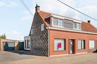 <span>Deze halfopen woning met dubbele garage op een landelijke ligging te Oostnieuwkerke. </span><br /><br /><span><span>De woning is als volgt ingedeeld</span>:</span><br /><span>Gelijkvloerse verdieping: inkomhal, leefruimte, geïnstalleerde keuken, badkamer, berging, kelder, slaapkamer, tuinberging (met zolder), aangelegde zonnige tuin met pergola en een dubbele garage.<br />Tussenverdieping: 1 slaapkamer.<br />Eerste verdieping: 2/3 slaapkamers<br /></span><br /><span>PLUSPUNTEN:</span><br /><span>- ZEER RUSTIG GELEGEN</span><br /><span>- DUBBELE GARAGE</span><span><br /></span><span>- ZONNIGE TUIN</span><br />- GELIJKVLOERS WONEN MOGELIJK<br />- PERCEEL VAN 800 m2
