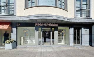 Op zoek naar een strategische uitvalsbasis voor jouw onderneming? <strong>Dit uitzonderlijk ruime en instapklare handelspand van 312 m² bevindt zich op een absolute A-locatie, pal in het bruisende hart van de winkelstraat.</strong> Dankzij de royale glaspartij geniet je niet alleen van een zee aan natuurlijk licht, maar vooral van maximale visibiliteit en een constante stroom passanten. De ruimte leent zich perfect voor retail, een showroom of een moderne dienstverlening en is direct operationeel: zo beschikt het pand over een stijlvolle ontvangsttoog, een volwaardig uitgeruste keuken met vaatwasser, een verzorgd gastentoilet en een aangenaam binnenklimaat dankzij de aanwezige airconditioning.<br />Daarnaast biedt dit pand twee zeldzame extra troeven die integraal in de huur zijn inbegrepen: een praktische stockruimte voor voorraadbeheer én een privatieve ondergrondse autostaanplaats. <strong>Het pand is onmiddellijk beschikbaar, beschikt over een AREI-conforme elektrische installatie en heeft een gunstige EPC-score met label D. </strong>De maandelijkse provisie voor servicekosten bedraagt € 100, en de onroerende voorheffing lag in 2024 vast op € 2.594. Kortom: een unieke kans voor wie wil ondernemen op topniveau zonder te hoeven verbouwen. Interesse om de troeven van dit pand ter plaatse te ontdekken? Neem gerust contact op met info@immodelestre.be of 054 33 62 52.
