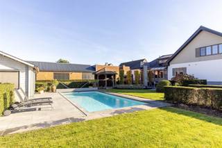 Welkom in deze riante woning gelegen in het centrum van Kasterlee. Gelegen op een perceel van bijna 3000m², met 350m² bewoonbare oppervlakte...