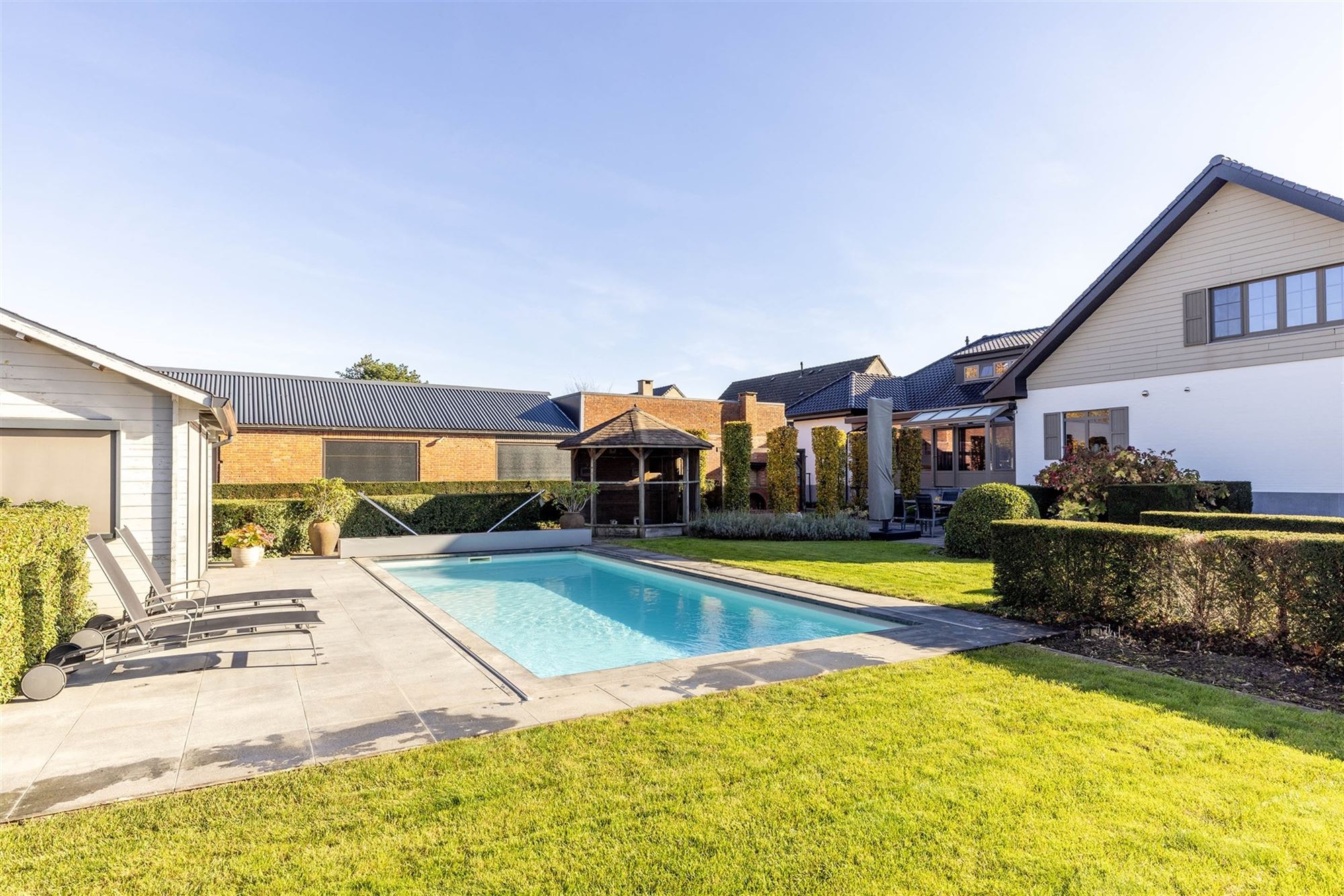 Riante woning met zwembad en magazijnen - foto 2