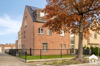[[ DIT PAND NEEMT DEEL AAN DE ERA OPEN HUIZEN DAG OP 6/12 VAN 9:30 TOT 10:30 ]]
<p>Ontdek dit recent, energiezuinig 1-slaapkamerappartement met zonnige tuin en autostaanplaats. De lichtrijke leefruimte met open, moderne keuken biedt een aangenaam wooncomfort. Teven beschikt het appartement over een private kelderruimte.</p>
<strong>Troeven:</strong>

<ul><li>Recent en energiezuinig</li><li>Kelderruimte</li><li>Autostaanplaats inbegrepen in de prijs</li><li>Gunstige, vlot bereikbare ligging (binnen 10 minuten bij alle faciliteiten)</li><li>E-peil 29 (59 kWh/m²)</li><li>Centrale ligging, nabij winkels, openbaar vervoer en uitvalswegen</li><li>Ventilatietype C</li><li>Lucht-water warmtepomp</li></ul>

<p>Dit appartement is ideaal voor wie op zoek is naar een zorgeloze, duurzame woonoplossing of een waardevaste investering.</p>