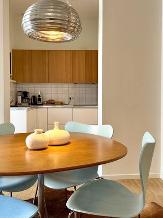 In de schaduw van het Gravensteen vinden dit prachtig gebouw, vol authentieke elementen. Het appartement is gelegen op de eerste verdieping en is uitgerust met een lichtrijke leefruimte en eetplaats. Zalig vertoeven met de koffie 's morgens op het terras. De keuken werd volledig uitgerust met alle toestellen. Verder is er een ruime slaapkamer met dressing en ensuite badkamer met lavabo en inloopdouche. Apart toilet. Het appartement werd stijlvol ingericht met kwalitatieve meubels. Verhuur mogelijk voor korte termijn (minimum 6 maanden). Huurprijs 1.650 euro + 350 euro kosten (verbruik EGW, brandverzekering, internet, gemeenschappelijke kosten gebouw). 