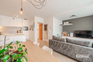Dit moderne appartement bevindt zich op de tweede verdieping van een kleine residentie te Bredene-Duinen, op wandelafstand van het strand, winkels en supermarkten, gezellige restaurants en bus- en tramhaltes.<br />Het appartement werd enkele jaren geleden volledig gerenoveerd en is ingedeeld als volgt:<br />inkomhal, lichtrijke woonkamer met open keuken, badkamer met lavabomeubel, toilet en douche, 2 slaapkamers waarvan één met toegang tot het balkon en ruime berging met aansluiting voor wasmachine en plaats voor droogkast.<br />De elektrische installatie is conform & het appartement is asbestvrij!<br />Een extra troef zijn de twee gemeenschappelijke parkeerplaatsen voor het gebouw, die vrij ter beschikking staan van de mede-eigenaars. In de praktijk is er vrijwel altijd een parkeerplaats beschikbaar.<br />Het dak van de residentie werd twee jaar geleden volledig vernieuwd. Bovendien zijn de syndicuskosten zeer laag , mede doordat er geen lift is (+/- € 250 op jaarbasis).<br />Dankzij de doordachte indeling en de verzorgde afwerking is dit appartement de ideale keuze als vaste woonst, tweede verblijf of waardevaste investering!