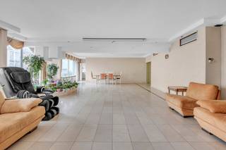 This apartment, which occupies the entire floor, offers an unparalleled sense of space. Located on the 6th floor at Belgiëlei 7 in Antwerp,...