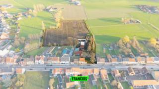 In het charmante en rustige Keiem, een deelgemeente van Diksmuide, vinden we deze unieke eigendom op een uitzonderlijk ruim perceel. Dankzij...