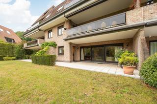 <p><span>Parkresidentie DE LIST</span></p><p><span>Wonen in een groene oase van rust, midden in een afgesloten privédomein van 5 hectare? Dit unieke gelijkvloersappartement in </span><span>De List</span><span> combineert villa-vervangend comfort met licht, ruimte en een prachtig uitzicht over park en vijver. En dat op een centrale ligging, vlak bij winkels, openbaar vervoer en belangrijke invalswegen.</span></p><p><span> </span></p><p><span>Troeven:</span></p><ul><li><span>Beste uitzicht over het domein</span></li><li><span>Twee terrassen met groen panorama</span></li><li><span>Conciërge &amp; afgesloten parkdomein</span></li><li><span>Luxueus van ruimte villa-vervangend wonen</span></li><li><span>Veel ingebouwde kasten</span></li><li><span>Lift aanwezig</span></li><li><span>Energiezuinig: EPC C</span></li></ul><p><span>Indeling:</span><span><br />Binnenkomen in de lichtrijke woonkamer van ca. 50 m² met grote raampartijen en toegang tot het zuidwestgerichte terras aan de tuin, met uniek zicht over het park en de vijver. De volledig ingerichte leefkeuken met eethoek sluit hier mooi bij aan. </span></p><p><span>Glazen deur naar portaal waar uitkomen: Twee slaapkamers, een gastentoilet, bijkeuken/berging en een tweede badkamer. De master beschikt over een ensuite badkamer met ligbad, douche, wastafel en toilet en een mooie dressing. De tweede badkamer heeft een douche, wastafel en wasberging. Zowel voor- als achteraan geniet je van een terras met uitzicht op het groen.</span></p><p><span>Bij dit appartement horen een private autostaanplaats in de ondergrondse garage en een ruime berging.</span></p><p><span> </span></p><p><span>Meer info of een bezoek? Bel </span><span>03 646 66 55</span><span> of mail naar </span><span>info@sinjoor.be</span></p>