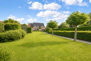 Cette villa exceptionnellement spacieuse est idéalement située au calme à Dilbeek, à moins de 5 minutes de l’E40 et avec un accès rapide à...
