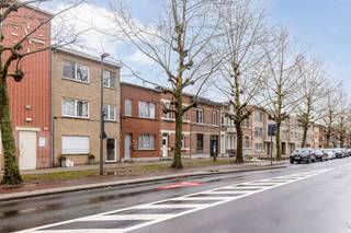 Deze volledig te renoveren rijwoning in Deurne-Zuid met de grens van Borsbeek bestaat uit: inkom, leefruimte met aansluitend mooie ruimte voor de keuken, bijkeuken, badkamer en zeer grote zuidgericht tuin. <br />Op de eerste verdieping zijn er 3 grote slaapkamers. Onderaards is er nog een handige kelder.<br />Deze woning is gelegen vlakbij de stedelijke basisschool Fort Uniek, Carrefour, Brico, enz....<br />In 2009 werd er een volledig nieuwe achterbouw gerealiseerd waardoor het volume is vergroot.
