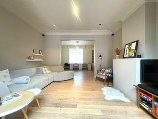 <strong>Moorslede – Karaktervolle woning met 4 slaapkamers en diepe tuin.</strong><br /><br />Achter deze bescheiden gevel schuilt een verrassend ruime woning met de charme van een herenhuis: hoge plafonds, authentieke elementen en veel licht.<br /><br /><strong>Indeling:</strong><br />Gelijkvloers
<ul><li>Inkomhal met karakter en ruimte</li><li>Lichte, doorlopende living met hoge plafonds en authentieke details</li><li>Ruime keuken met kookeiland</li><li>Bergplaats</li><li>Toilet</li><li>Wasplaats</li><li>Droge kelder, perfect voor extra opslag</li></ul>

<div><strong>Eerste verdieping</strong></div>

<ul><li>Twee grote slaapkamers met veel licht (waarvan 1 met lavabomeubel)</li><li>Recente badkamer</li></ul>
<strong>Tweede verdieping</strong>

<ul><li>Eén zeer grote en één kleinere slaapkamer</li></ul>
<strong>Zolder</strong>

<ul><li>Véél extra opbergruimte</li></ul>

<div>Achteraan de woning wacht een mooie, diepe tuin die aanvoelt als een groene oase midden in de dorpskern, mét:</div>

<ul><li>Serre voor tuinliefhebbers</li><li>Tuinkamer - heerlijke plek om te lezen, werken of gasten te ontvangen - met aansluitend tuinhuis</li><li>Uitweg voor fietsen</li></ul>
<strong>Extra troeven:</strong>

<ul><li>Energiezuinige woning, dankzij de 12 zonnepanelen</li><li>Dicht bij scholen, winkels etc.</li></ul>
Deze woning is ideaal voor wie houdt van charme, ruimte en authenticiteit. Een huis dat je niet alleen moet zien, maar vooral moet voelen. Zodra je binnenstapt, weet je waarom.