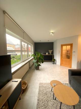 Ligging: <br />Het gelijkvloers appartement is zeer rustig gelegen doch zeer centraal. Alle faciliteiten die Geel te bieden heeft zijn op korte afstand terug te vinden (scholen, winkels, openbaar vervoer). <br /><br />Beschrijving: <br />Het appartement bestaat uit: <br />- Inkomhal met een apart toilet.<br />- Ruime leefruimte <br />- Open keuken volledig uitgerust met alle toestellen<br />- Badkamer <br />- 2 slaapkamers<br />- Berging <br />- Tuin/koer<br /><br />Ondergronds is er nog een garage voorzien, maar in de straat zelf is ook makkelijk te parkeren.<br /><br />Extra: <br />- Beschikbaar vanaf 01/08/2026 - 01/09/2026 - 01/10/2026 of 01/11/2026<br />- De huurprijs bedraagt 870 euro/maand + 50 euro/maand gemeenschappelijke kosten<br />- De verhuurder gaat de houten schutting in de tuin nog laten bijwerken<br /><br />Uitsluitend via onze website www.vastengoed.be kan u een bezichtiging inplannen op de vooropgestelde bezoekmomenten. Voor andere vragen kan u het kantoor bereiken op het nummer 014 72 73 74