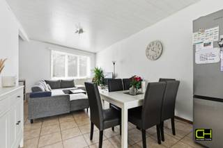 Dit appartement is gelegen in een rustige en residentiële buurt in Mariakerke en biedt een aangename woonomgeving met een uitstekende...