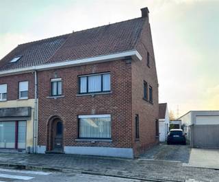 Deze charmante halfopen woning in het rustige Vichte biedt een mooie basis voor wie op zoek is naar ruimte, karakter én mogelijkheden. Met 193...