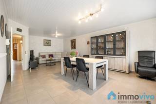 Lichtrijk en ruim appartement op de tweede verdieping met 2 slaapkamers, 2 bergingen en terras.Dit prachtige appartement combineert ruimte, licht en...