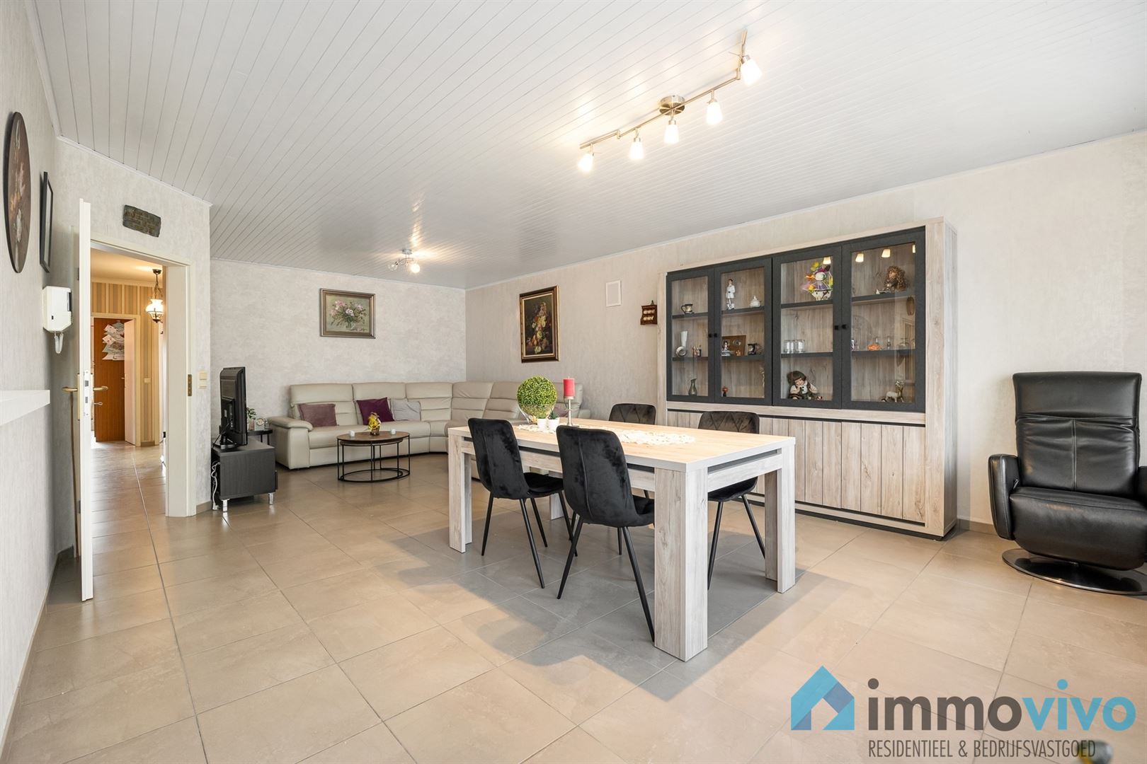 Ruim appartement met 2 slaapkamers en terras. - foto 2