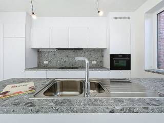 <p><span>Instapklare woning met 158.60m² bewoonbaar oppervlakte- zeer energiezuinige woning!</span></p><p><span> </span></p><p><span>Indeling gelijkvloers: </span></p><p><span>Inkomhal met gastentoilet, berging/technische ruimte (3.97m2), leefruimte met open keuken met ingebouwde toestellen (38.98m2), extra berging onder de trap.</span></p><p><span> </span></p><p><span>Eerste verdieping:</span></p><p><span>Nachthal, slaapkamer één (13.03m2), slaapkamer twee (13.03m2), doorloop- dressing, moderne badkamer met douche, dubbele lavabo en toilet (7.1m2)</span></p><p><span> </span></p><p><span>Tweede verdieping:</span><span> </span></p><p><span>Derde slaapkamer/polyvalente ruimte en aanpalend zolderruimte. </span></p><p><span> </span></p><p><span>Buitenruimte:</span></p><p><span>Vooraan is er een private staanplaats voorzien, afgesloten fietsenberging (6.13m²) en zuidgerichte tuin met terras!</span></p><p><span> </span></p><p><span>Troeven van deze woning:</span></p><p><span>-zonnepanelen (tot 4000kwh/jaar)</span></p><p><span>-warmtepomp en vloerverwarming op gelijkvloers en 1ste verdieping</span></p><p><span>-regenput (5200L)</span></p><p><span>-rustige ligging in een aangename omgeving</span></p><p><span> </span></p><p><span> </span></p><p><span> </span></p><p><span> </span></p><p><span> </span></p>