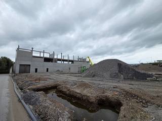 Logistieke bedrijfshal in aanbouw met een oppervlakte van 7019m². Vrije stapelhoogte van 11m. loskades voorzien, aanpalend 3 x 360m²...