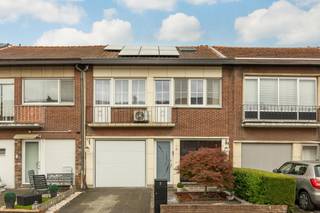 <h3>INSTAPKLARE EN ENERGIEZUINIGE WONING MET 4 SLAAPKAMERS, GARAGE EN KLEINE TUIN</h3>
<ul>
<li>
<p><strong>Instapklare gesloten bebouwing</strong> in Boom</p>
</li>
<li>
<p><strong>4 slaapkamers</strong> en een extra polyvalente kamer</p>
</li>
<li>
<p>Garage en <strong>aangename, kleine, maar onderhoudsvriendelijke O-tuin</strong></p>
</li>
<li>
<p><strong>14 zonnepanelen</strong> en thuisbatterij van <strong>10 kWh</strong></p>
</li>
<li>
<p>PVC-ramen met dubbele beglazing</p>
</li>
<li>
<p>Airco</p>
</li>
<li>
<p>Elektrische installatie <strong>conform</strong></p>
</li>
<li>
<p><strong>Geen renovatieverplichting</strong></p>
</li>
<li>
<p>Ideaal voor een <strong>startend koppel, jong gezin of gezin dat extra ruimte zoekt<br /><br /></strong></p>
</li>
</ul>
<h3>INDELING</h3>
<p><strong>Gelijkvloers:</strong> inkomhal, woonkamer, aparte zitkamer, volledig uitgeruste keuken met kookplaat, vaatwasser, spoelbak, koelkast, oven en microgolfoven, bureel en gastentoilet.</p>
<p><strong>1e verdieping:</strong> nachthal, <strong>3 slaapkamers</strong> en badkamer (inloopdouche, dubbele lavabo en toilet).</p>
<p><strong>2e verdieping:</strong> <strong>4e slaapkamer</strong> en een extra kamer die ideaal kan worden gebruikt als <strong>speelkamer, hobbyruimte of berging</strong>.</p>
<p>Verder beschikt de woning over een <strong>garage</strong> en een aangename <strong>O-georiënteerde tuin</strong>. De tuin is compact, maar daardoor onderhoudsvriendelijk en praktisch.<br /><br /></p>
<h3>ENERGIE &amp; COMFORT</h3>
<p>De woning beschikt over <strong>14 zonnepanelen</strong> en een <strong>thuisbatterij van 10 kWh</strong>, wat bijdraagt aan een energiezuinige woning. Daarnaast zijn er PVC-ramen met dubbele beglazing en airco aanwezig.</p>
<p>De woning is <strong>instapklaar</strong> en vraagt geen grote renovatiewerken. Bovendien geldt er <strong>geen renovatieverplichting</strong>.</p>
<p>De combinatie van 4 slaapkamers, een afzonderlijk bureel en de extra polyvalente kamer biedt veel mogelijkheden voor een gezin. De extra kamer kan bv. dienstdoen als speelkamer, hobbyruimte of praktische berging.<br /><br /></p>
<h3>VOOR WIE?</h3>
<p>Ideaal voor een <strong>startend koppel, jong gezin of gezin dat op zoek is naar extra slaapkamers en praktische ruimtes</strong>, zonder een grote renovatie te willen starten.</p>
<p>De garage biedt bijkomende bergruimte en extra parkeermogelijkheid op de oprit. De compacte tuin is onderhoudsvriendelijk en vormt een aangename buitenruimte.<br /><br /></p>
<h3>TRANSPARANTE VERKOOP</h3>
<p>Alle noodzakelijke documenten voor de verkoop zijn beschikbaar en kunnen tijdens een bezoek aan de woning ter inzage worden voorgelegd.</p>
<p><strong>Plannen, foto's en virtuele rondleiding:</strong><br />https://360tool.immotools.be/sterckx/399/973/<br /><br /></p>
<h3>PRIJS</h3>
<p><strong>Richtprijs € 425.000</strong></p>
<p>De vermelde prijs is een <strong>richtprijs</strong>. Elk bod wordt ter goedkeuring voorgelegd aan de eigenaars en vormt bijgevolg geen automatisch aanvaarde verkoopprijs.</p>
<p><strong>Een instapklare woning met 4 slaapkamers, garage, onderhoudsvriendelijke, kleine tuin en sterke energievoorzieningen, met bovendien een extra ruimte die flexibel kan worden gebruikt als speelkamer, hobbyruimte of berging.</strong></p>
