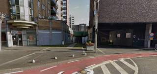 <p><strong>Ruime ondergrondse parkeerplaats te koop op toplocatie in centrum Genk (2 beschikbaar - naast elkaar)</strong></p>
<p>Bent u op zoek naar een vlot bereikbare en centraal gelegen parkeerplaats in Genk? Dan zijn deze twee ruime staanplaatsen, gelegen recht tegenover het station en het Carbon Hotel, precies wat u zoekt.<br /><br />De parkeerplaatsen liggen naast elkaar en kunnen zowel <strong>apart als samen </strong>worden aangekocht.</p>
<p><strong>Ligging:</strong><br />De parkeerplaats bevindt zich op een absolute toplocatie in het centrum van Genk. Dankzij de ligging tegenover het station en op wandelafstand van winkels, horeca en kantoren, geniet u van maximaal comfort en bereikbaarheid. Ideaal voor eigen gebruik of als investering in een gegeerde buurt.</p>
<p>De ondergrondse parking is bereikbaar via de doorgang onder het gebouw links naast het Carbon Hotel (Europalaan 38).</p>
<p><strong>De parkeerplaats:</strong><br />Deze staanplaats biedt uitzonderlijk veel ruimte met afmetingen van ca. <strong>4,8 m diep en 3,2 m breed</strong>, waardoor u comfortabel kan parkeren en eenvoudig kan in- en uitstappen.</p>
<p>Aan de voorzijde van de parkeerplaats bevinden zich twee palen, waardoor de effectieve breedte bij het inrijden <strong>2,9 m </strong>bedraagt (zie foto’s). Dit doet geen afbreuk aan het gebruiksgemak van de staanplaats.</p>
<p>Gelegen in een verzorgde en goed toegankelijke ondergrondse parking, wat zorgt voor een veilige en praktische parkeeroplossing.</p>