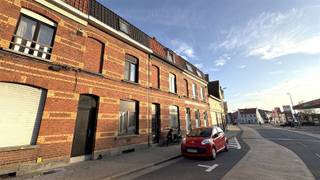 <p><span>STADSWONING OP ENKELE PASSEN VAN HET CENTRUM</span></p><p><span> </span></p><p><span>Deze frisse stadswoning kijkt uit naar nieuwe bewoners.<br />Het gelijkvloers werd volledig vernieuwd en geniet van alle modern wooncomfort.<br /><br />De inkom met mooie brede traphal steekt door naar een opmerkelijke leefruimte waar eethoek, zithoek en gezellige keukenhoek nauw met elkaar verbonden zijn. De keukeninrichting pakt grootst uit met een op maat gemaakte keuken en extra veel kastruimte die diep doorloopt. <br />Er is verder een apart toilet en een nette badkamer.<br /><br />Het eerste verdiep kreeg een ruime indeling met grote nachthal en 2 mooie slaapkamers. <br />Aansluitend steekt de trap door naar een volwaardig tweede verdiep dat opnieuw uitpakt met mooie afmetingen ingedeeld slaapkamer en grote hobbyruimte of 4de slaapkamer.</span></p><p><span> </span></p><p><span>Ook in de achteraan gelegen groene tuin zorgen mooie afmetingen voor extra veel buitenplezier.<br />Er is ook een bergzolder en een handige kelder. </span></p><p><span> </span></p><p><span>RUIME GEZINSWONING<br />VLOT GELEGEN NABIJ CENTRUM EN WINKELS<br />ELEKTRICITEIT GEKEURD<br />ZALIG GROENE TUIN</span></p><p><span> </span></p>