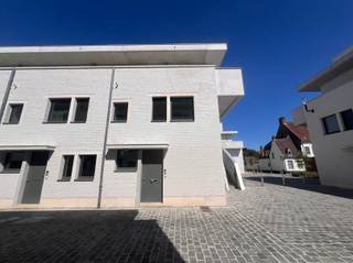 <p><span>In de vernieuwde stadswijk DijleDelta-Bottelarij, gelegen tussen het Klein Begijnhof en de bruisende Vaartkom, bieden wij u met trots deze multifunctionele woning aan. Dit nieuwbouwproject bevindt zich op wandelafstand van het historische centrum van Leuven en geniet van een goede bereikbaarheid met een vlotte verbinding naar belangrijkste invalswegen en werd in 2025 gerealiseerd door de gerenommeerde projectontwikkelaar Virix en ontworpen door Robbrecht & Daem architecten.</span></p><p><span> </span></p><p><span>Met een bewoonbare oppervlakte van maar liefst 253 m² biedt deze energiezuinige woning bijzonder veel ruimte en tal van mogelijkheden. De woning wordt semi-afgewerkt aangeboden, inclusief alle technieken, chape en pleisterwerken, zodat u de afwerking volledig naar eigen smaak kunt realiseren.</span></p><p><span> </span></p><p><span>Op het gelijkvloers bevindt zich een inkomhal met vestiaire en gastentoilet, een lichtrijke leefruimte met zicht op de gezellige stadstuin, evenals de aansluitingen voor een open keuken. De eerste verdieping omvat een nachthal, twee volwaardige slaapkamers, een praktische berging, een badkamer en een apart toilet.</span></p><p><span> </span></p><p><span>De absolute meerwaarde van deze woning bevindt zich op de tweede en derde verdieping. Deze beschikken over twee bijkomende kamers/studentenkamers, een badkamer, een apart toilet, een keuken en een terras. Dankzij de aparte inkom is dit gedeelte uitermate geschikt voor de verhuur van studentenkamers, als zorgwoning of als uitbreiding van de gezinswoning. En dit steeds binnen de geldende regelgeving.</span></p><p><span> </span></p><p><span>Daarnaast beschikt de woning over een onderhoudsvriendelijke stadstuin met terras waar het heerlijk vertoeven is en een individuele kelder en bestaat de mogelijkheid om één of meerdere autostaanplaatsen bij aan te kopen.</span></p><p><span> </span></p><p><span>Kortom, deze energiezuinige, ruime en multifunctionele woning met stadstuin in het centrum van Leuven is zeker uw bezoek waard.</span></p><p><span> </span></p><p><span>Verkoop onder het btw-stelsel. Het verlaagde btw-tarief van 6% is mogelijk, mits voldaan wordt aan de geldende voorwaarden.</span></p><p><span> </span></p>