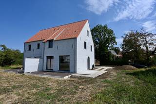 Prachtige Landelijke woningen op een rustige locatie ! <br /><br />Deze BEN woning is in de afwerkingsfase , in de woonkamer is er nog parket voorzien ( deze wordt nog geplaatst ) .<br />Verder zijn er nog enkele zaken die door de bouwheer verder worden afwerkt , maar deze kunnen op korte termijn afgewerkt zijn .<br /><br />Indeling : Inkomhal , apart toilet , woonkamer met open keuken , berging .<br />Verdiep : 3 ruime slaapkamers , apart toilet , badkamer .<br />Zolder .<br /><br />Deze nieuwbouwwoning voldoet aan de hedendaagse energienormen .<br />Er wordt gebruik gemaakt van vloerverwarming met warmtepomp , ventilatie , regenwaterrecuperatie ! <br /><br /><br />Plannen en lastenboek te downloaden op onze website ! <br /><br />Op het constructie-aandeel dient er 21 % btw betaald te worden op het grondaandeel 12 % registratierechten ! <br />