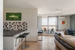 Dans la prestigieuse London Tower, située au 60 Londenstraat, sur l’Eilandje à Anvers, se trouve cet appartement prêt à emménager de 92 m². Un bien qui combine confort de vie contemporain et situation exceptionnelle dans l’un des quartiers les plus prisés de la ville.
Le vaste séjour baigne dans la lumière naturelle grâce aux grandes baies vitrées et crée une expérience de vie agréable et ouverte. La cuisine entièrement équipée s’intègre harmonieusement au séjour et allie fonctionnalité et confort. L’appartement dispose également de deux chambres à part entière, d’une salle de bains pratique et d’une terrasse où vous pourrez profiter du panorama en toute tranquillité.
Sur le plan technique également, ce logement offre un niveau de confort élevé. Le chauffage central via une cogénération, combiné à une pompe à chaleur, un système de ventilation collectif, la climatisation dans le séjour et un double vitrage à haut rendement avec profilés en aluminium garantissent un climat intérieur agréable et économe en énergie.
En tant que résident de la London Tower, vous bénéficiez en outre de diverses infrastructures exclusives, dont trois ascenseurs, une consigne à colis Bringme, une cave privative, un local commun fermé pour vélos et un local à déchets pratique.
Un emplacement de parking souterrain au niveau -3 peut être acheté séparément au prix de 35 000,00 euros.