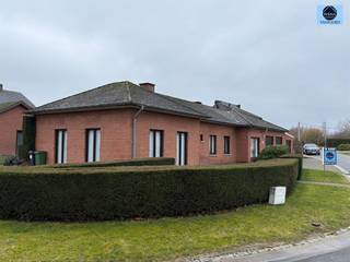 OPENHUISDAG OP AFSPRAAK WOENSDAG 18/02BUNGALOW OP EEN ZEER LEUKE LOCATIEVraagprijs : 275.000 euro Op de begane verdieping is er een inkomhal,...