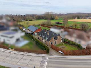 Gelegen in de landelijke Eeckhoutstraat 30A te Meldert, vindt u deze ruime landelijke villa met vlotte verbinding naar de E40, winkels, scholen en openbaar vervoer.

De woning werd gebouwd in 1982 en gerenoveerd in 2010 (nieuwe ramen, condensatieketel op aardgas, vernieuwde keuken en badkamer, zonnepanelen, ...). Ze beschikt over een degelijke technische basis, al zijn er nog enkele afwerkingswerken te voorzien.

Op het gelijkvloers bevindt zich een ruime inkomhal met ingemaakte kasten en gastentoilet, een lichtrijke leefruimte met haardcassette en open keuken, berging, badkamer, wasplaats en een nog verder af te werken slaapkamer/bureau. De eerste verdieping telt twee volwaardige slaapkamers, een douchekamer, apart toilet en een ruime master-bedroom met dressing.

Achteraan bevindt zich een magazijn/loods, deels ingericht als feestzaal en deels als opslagruimte, ideaal voor zelfstandigen of hobbyisten. Achter deze loods bevindt er zich nog een ruime tuin met tal van mogelijkheden.

Deze charmante landelijke villa biedt een unieke combinatie van ruimte, karakter en mogelijkheden. Met haar warme leefruimtes, royale volumes en landelijke uitstraling vormt ze de ideale thuis voor wie comfortabel en sfeervol wil wonen. Wenst u meer informatie of een bezoek? Aarzel niet ons te contacteren via Laurens@immoaccenta.be