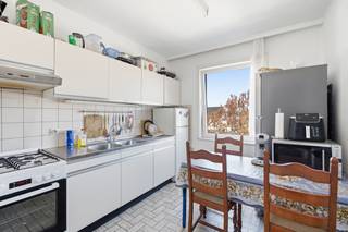 <p>Op zoek naar een interessante starterswoning of een investering met een mooi huurrendement? Dit lichtrijke appartement op de tweede verdieping combineert een praktische indeling met een uitstekende ligging vlak bij het station van Lebbeke.</p><p> </p><p>Via de inkomhal bereik je de verschillende ruimtes. Er is een apart toilet, een handige berging en een ingemaakte kast met de CV-ketel. Verder beschikt het appartement over twee ruime slaapkamers, waarvan één met aansluitend terras, en een badkamer met bad en wastafel.</p><p>De ruime leefruimte geniet van veel natuurlijk licht. De aparte keuken is uitgerust met een vaatwasser, keramische kookplaat en oven.</p><p> </p><p>Ook op technisch vlak zijn er interessante troeven: alle ramen werden vernieuwd met hoogrendementsbeglazing, het dak werd bijkomend geïsoleerd en het appartement beschikt over een gunstig EPC-label C.</p><p> </p><p>De ligging vlak aan het station zorgt voor een vlotte verbinding met het openbaar vervoer. Bovendien is er een grote parking aan het gebouw, voorzien van laadpalen.</p><p> </p><p>Momenteel is het appartement verhuurd aan €600 + €100 kosten per maand, wat het bijzonder interessant maakt als investering.</p><p>Mogelijkheid tot aankoop van een aparte garagebox voor één wagen aan €15.000.</p><p> </p><p>Een appartement met een praktische indeling, gunstig EPC en uitstekende bereikbaarheid, met mogelijkheden voor zowel eigen bewoning als investering.</p>