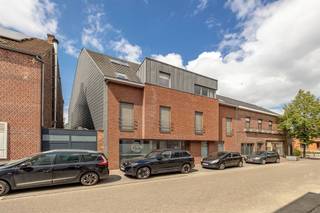 Ontdek dit lichtrijk en ruim duplexappartement, gelegen op de bovenste verdieping van een verzorgd gebouw in het centrum van Herent. Het...