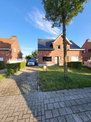 🏡 Woning uit de hand te koop – Zele<br /><br />📍 Ligging: Burgemeester Van Ackerwijk K243, 9240 Zele<br /><br />💶 Vraagprijs: €395.000<br /><br />🏡Halfopen bebouwing<br />Bouwjaar: 1953<br />Volledig gerenoveerd in 2016<br />130 m² bewoonbare oppervlakte<br />286 m² perceeloppervlakte<br />Oprit langs de woning met toegang tot de achterzijde<br />EPC D 324kWh (2022) ( extra isolatie en zonnepanelen geplaatst in 2025)<br />🔥Verwarming op gas<br />☀️Zonnepanelen (2025)<br />⚡️Conforme elektrische installatie<br />📷Camera-, inbraak- en brandbeveiliging<br />🛏️2 volwaardige slaapkamers + 1 dressing of extra slaapkamer<br />Contact: kobe.versele@live.be