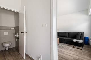 Deze instapklare gerenoveerde gezinswoning is gelegen in een rustig straatje nabij het centrum van Stabroek. Winkels, scholen en openbaar vervoer bevinden zich allemaal op wandelafstand. Via de inkomhal met gastentoilet betreedt u de woning. Van hieruit bereikt u de ruime en lichtrijke leefruimte met keramisch parket. Dankzij de grote raampartijen aan zowel de voor- als achterzijde geniet de ruimte van een aangename lichtinval. Aansluitend aan de leefruimte bevindt zich de open keuken, uitgerust met alle comfort. Van hieruit krijg je rechtstreeks toegang tot de veranda, waar het ideaal vertoeven is in elk seizoen. Op de eerste verdieping bevinden zich 2 volwaardige slaapkamers, de gerenoveerde badkamer, voorzien van een inloopdouche, toilet en dubbele lavabo met meubel. Ten slotte is op deze verdieping nog een wasplaats aanwezig. Verder beschikt de woning over een ruime af te werken zolder, waar je met gemak 2 slaapkamers van kan maken, of naar eigen wens kan inrichten. Het perceel heeft een totale oppervlakte van 168 m² en is zuidwestelijk georiënteerd, waardoor u vanaf de middag optimaal van de zon kan genieten.