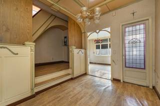 <p><strong>Te renoveren woning</strong> met twee slaapkamers in een rustige éénrichtingsstraat, met een fijne zuid-oost georiënteerde stadstuin als extra troef. </p><p><br /></p><p><strong>De woning beschikt over</strong> een voorgevel in klampsteen en duurzame grasdallen aan de voorzijde, die zorgen voor natuurlijke verkoeling tijdens de zomermaanden en ecologisch parkeren mogelijk maken. Op het gelijkvloers bevinden zich de inkomhal, een aangename leefruimte met eetplaats, de keuken, een veranda, een apart toilet en twee praktische bergingen. Doorheen de woning zijn tal van authentieke elementen bewaard gebleven, zoals de lambrisering aan het opstapje naar de trap, deuren met glas-in-loodramen, ingebouwde maatkasten in de bijkeuken en een schuifdeur met geslepen glas die toegang geeft tot de keuken. De verdieping omvat twee slaapkamers en een badkamer. Achteraan bevindt zich een gezellige stadstuin met tuinberging. Tot slot is er een kelderruimte onder de trap.</p><p><br /></p><p><strong>Troeven:</strong> Renovatieproject met potentieel - Een vlotte bereikbaarheid, in de nabijheid van openbaar vervoer en de autosnelweg - Z<span>uid-oost georiënteerde stadstuin</span></p>