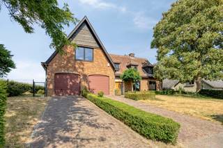 Tijdloze, volledige gerenoveerde villa op een perceel van 16a 81ca in Riemst.<br /><br />Deze stijlvolle en karaktervolle villa is gelegen aan de Visésteenweg 187 in Riemst, op een uitstekende locatie op slechts 2 km van het centrum en alle dagelijkse voorzieningen. <br />In korte tijd bereikt u Maastricht, Tongeren, winkels, scholen en andere belangrijke faciliteiten. De autosnelweg bevindt zicht op 3 km.<br /><br />De woning onderging in 2017 een totaalrenovatie en combineert vandaag tijdloze architectuur, hedendaags comfort en een uitzonderlijk ruim woonvolume. Gelegen op een perceel van 16A81CA beschikt deze villa over een woonoppervlakte van maar liefst 450m².<br /><br />Ook op vlak van energiecomfort scoort deze woning uitstekend met een EPC van 172 kWh/m² label B. Verder is de villa uitgerust met rolluiken, domotica, 35 zonnepanelen (ca.10.000 kWh/jaar), twee condensatieketels, een regenwaterput, muur- en dakisolatie en tal van andere kwaliteitsvolle voorzieningen.<br /><br />Indeling is als volgt:<br />Bij het betreden van de woning valt meteen de ruime en lichtrijke leefruimte van 62m² op. Deze is ingedeeld in een gezellige zitruimte met ingebouwde haard en een aangename eetruimte. De moderne eilandkeuken is volledig uitgerust met alle hedendaagse kookcomfort en sluit aan op een praktische bergruimte. <br />De royale veranda vormt een prachtige overgang naar de tuin en biedt een fraai uitzicht op de tuin met vijver en de achterliggende groene landschappen. <br />Verder bevinden zich op het gelijkvloers 3 volwaardige slaapkamers, 2 ingerichte badkamers, een wasplaats, een ruime inkomhal met aangebouwde vestiaire en een gastentoilet.<br />De dubbele inpandige garage is voorzien van sectionaalpoorten. <br />De woning is onderkelderd met diverse bergruimten en een kruipkelder.<br /><br />De verdieping omvat extra 3 slaapkamers, een badkamer en een ruime zolderkamer.<br />De master bedroom beschikt over een aansluitende dressing. De ruime slaapkamer van 45m² leent zich perfect als hobbyruimte, fitness of bureel. <br />De zolderruimte biedt mogelijkheden voor verdere inrichting van de woning.<br /><br />Enkele van de voornaamste troeven van deze woning zijn:<br />- Uiterst ruime en lichtrijke woning met 6 slaapkamers en 3 badkamers.<br />-Goed onderhouden en 100% instapklaar<br />-Energiezuinig met label B (172 kWh/m²)<br />-Volledig gerenoveerd in 2017 <br />-35 zonnepanelen met een opbrengst van ca. 10.000 kWh/jaar)<br />-Dak- en spouwisolatie<br />-Domotica en rolluiken<br />-Mooi perceel met vijver en vrij uitzicht op achterliggend groen<br />-Veel opbergruimte, dubbele inpandige garage, ruime kelder en uitbreidbare zolderruimte.<br /><br />Voor meer info of een bezoek ter plaatse, contacteer ons op 0473 79 29 30 of mail naar luc@vestio.com