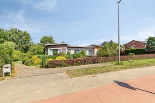 Te renoveren half-open bebouwing op een perceel van 10are 41ca met groot potentieel. Gelijkvloers bestaat uit een ruime inkomhal, prachtige...