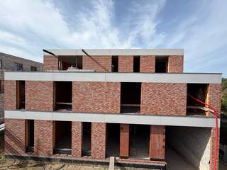 Luxe en energiezuinig wonen met ruimte, licht en comfort
Ontdek dit prachtig nieuwbouwappartement op de eerste verdieping, met een royale woonoppervlakte van 105 m². Hier komen hedendaagse architectuur, hoogwaardige materialen en energiezuinig wonen samen in een comfortabele en stijlvolle thuis.
De ruime leefruimte geniet dankzij de grote raampartijen van een rijke natuurlijke lichtinval. De hoge plafonds van 2,70 meter versterken het gevoel van ruimte en geven het appartement een aangename, open uitstraling.
De leefruimte sluit aan op een ruime, volledig uitgeruste keuken met centraal kookeiland, ideaal voor zowel dagelijks gebruik als gezellige momenten met familie en vrienden. Het appartement beschikt over twee volwaardige slaapkamers en wordt voorzien van alle hedendaagse comfort.
Ook op vlak van energieprestaties is dit appartement helemaal klaar voor de toekomst. De woning wordt uitgerust met vloerverwarming, een energiezuinige warmtepomp en ventilatiesysteem type D met warmterecuperatie. Zo geniet u het hele jaar door van een aangenaam binnenklimaat, terwijl het energieverbruik beperkt blijft.
Een extra troef is het ruime terras, waar u na een lange dag heerlijk kunt ontspannen. Dankzij de gunstige oriëntatie geniet u hier bovendien van een aangename avondzon – de perfecte plek voor een aperitief of een gezellige zomeravond.
Als koper krijgt u bovendien de mogelijkheid om de afwerking volledig zelf te kiezen. Van vloer- en wandafwerking tot sanitair en andere interieurdetails: u bepaalt mee hoe uw nieuwe thuis eruitziet.
Dit exclusieve nieuwbouwproject combineert ruimte, licht, comfort en energiezuinigheid met een hoogwaardige afwerking. De oplevering is voorzien rond de jaarwisseling 2026-2027.
Een appartement voor wie vandaag luxueus wil wonen én klaar wil zijn voor de toekomst.
Aankoop rechtstreeks van aannemer onder registratiestelsel en kan aan 6% BTW indien voldaan aan de voorwaarden. neem contact op voor meer info!
